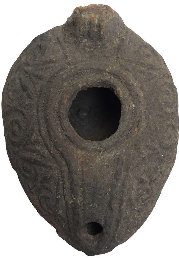 A Byzantine/early Islamic terracotta oil lamp, c. 600-800 A.D.