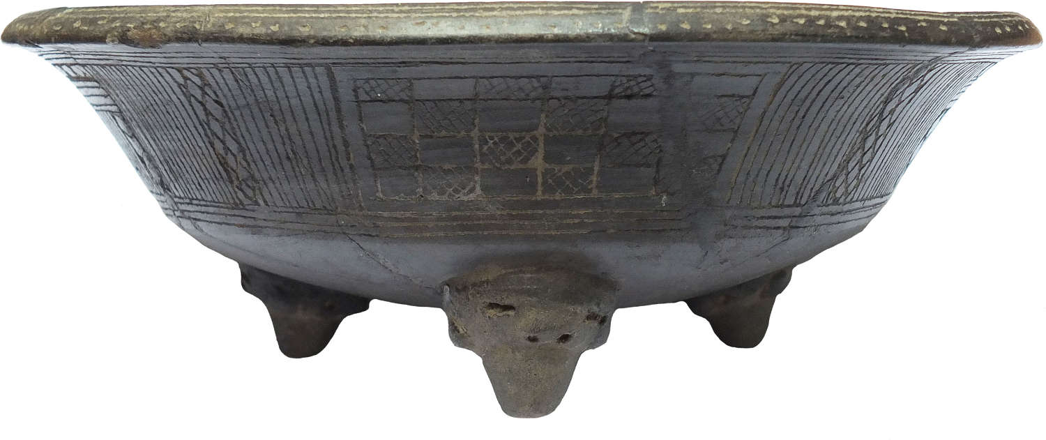 A large Costa Rican brown terracotta tripod bowl,  c. 1000-1500 A.D.