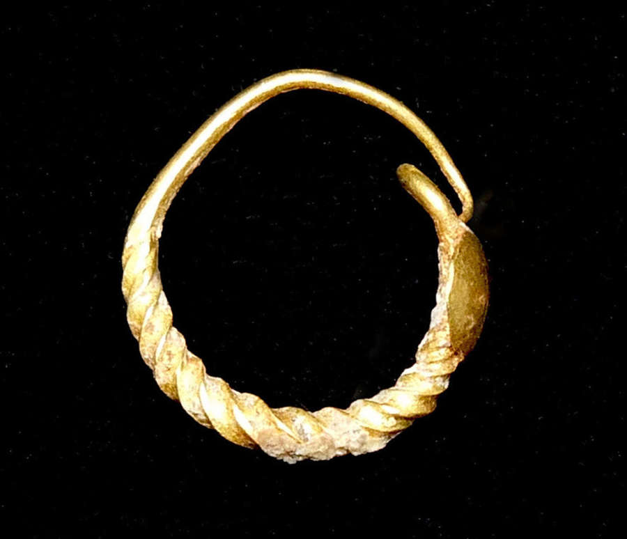 A single Roman gold ear-ring, c. 2nd - 3rd Century A.D.